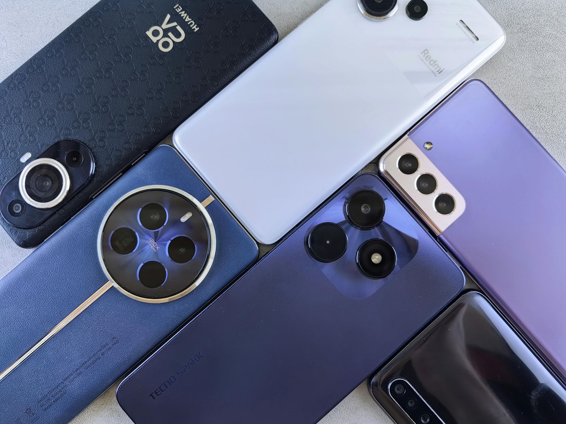 Zwei Smartphones auf einer grauen Oberfläche; eines ist mit einer App geöffnet, das andere zeigt Widgets an.