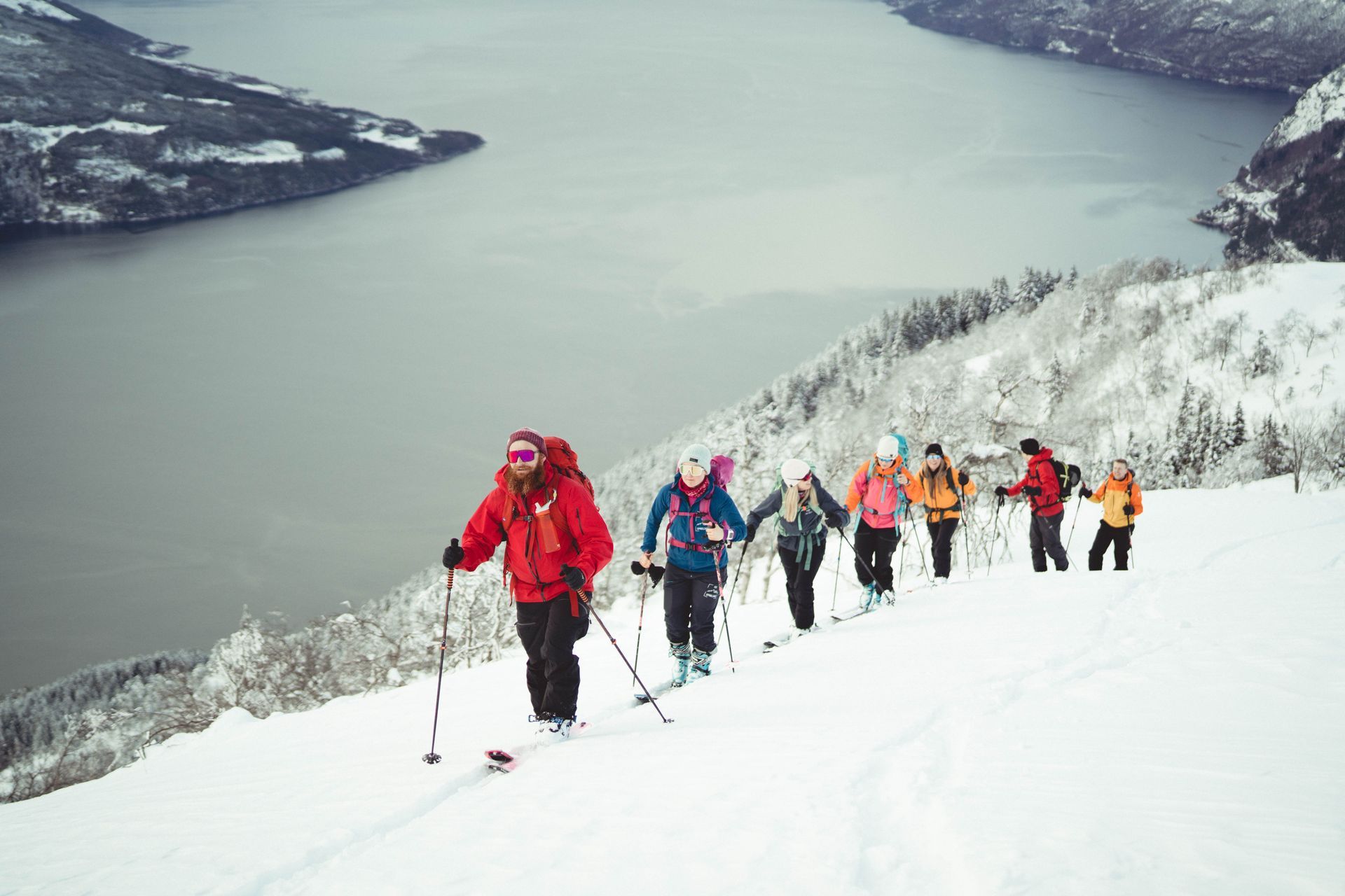 Folk på topptur til Oksen i Hardanger