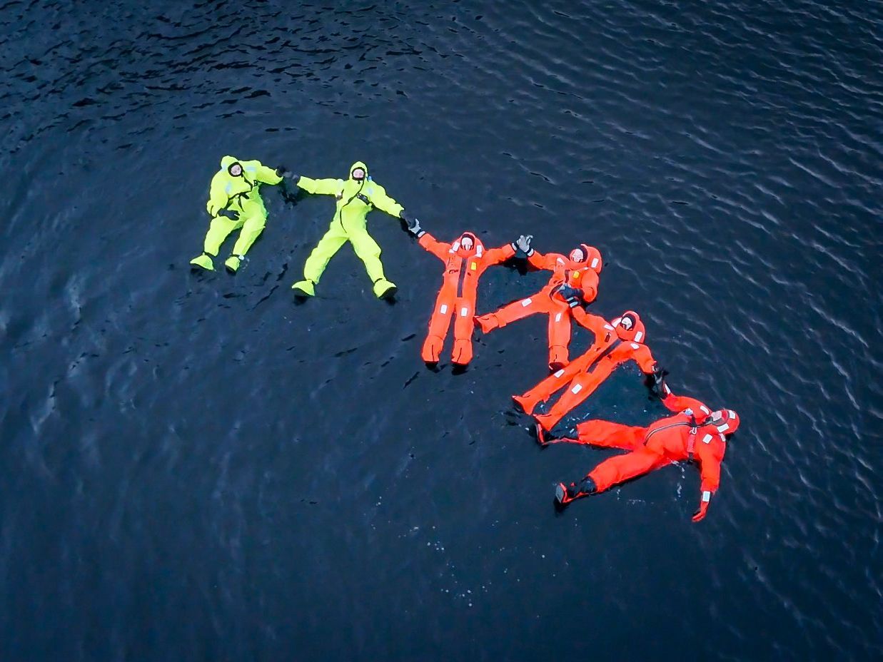 People on snowshoe in the mountains 