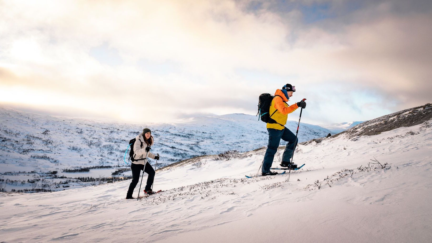 People on snowshoe in the mountains 