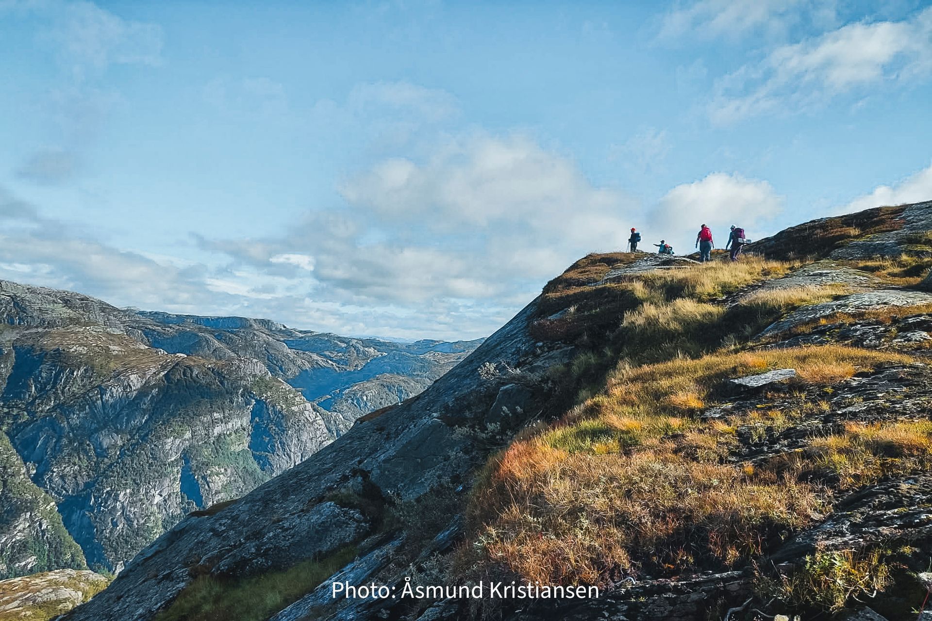 People in a viewpoint during Fjord to Fjell – Fyksesund Mountain Trail hike