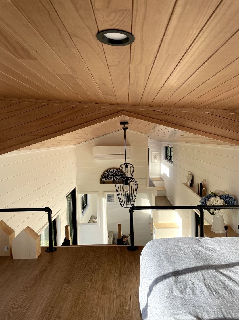 A Bedroom with A Wooden Ceiling and A Bed  Highlands Tiny Homes In Braemar, NSW