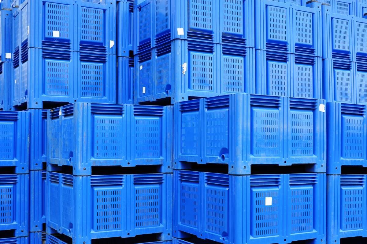 Blue plastic storage crates for businesses in the United States near Liberty Center, Ohio (OH)
