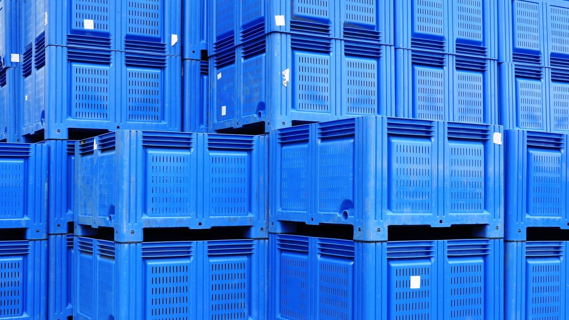 Blue plastic storage crates for businesses in the United States near Liberty Center, Ohio (OH)