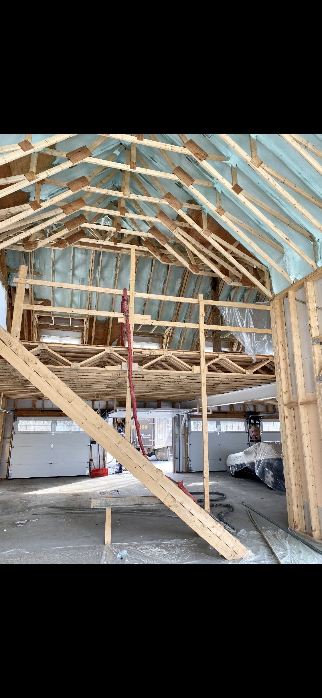 un immeuble en construction avec un escalier menant au toit.