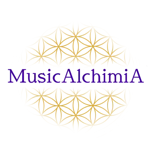 MusicAlchimiA in viola su un emblema floreale geometrico dorato su sfondo bianco