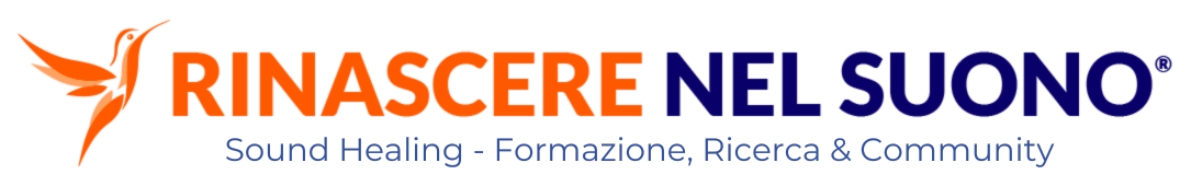Logo “Rinascere nel Suono” in arancione e nero con una piccola figura astratta arancione e slogan sottostante
