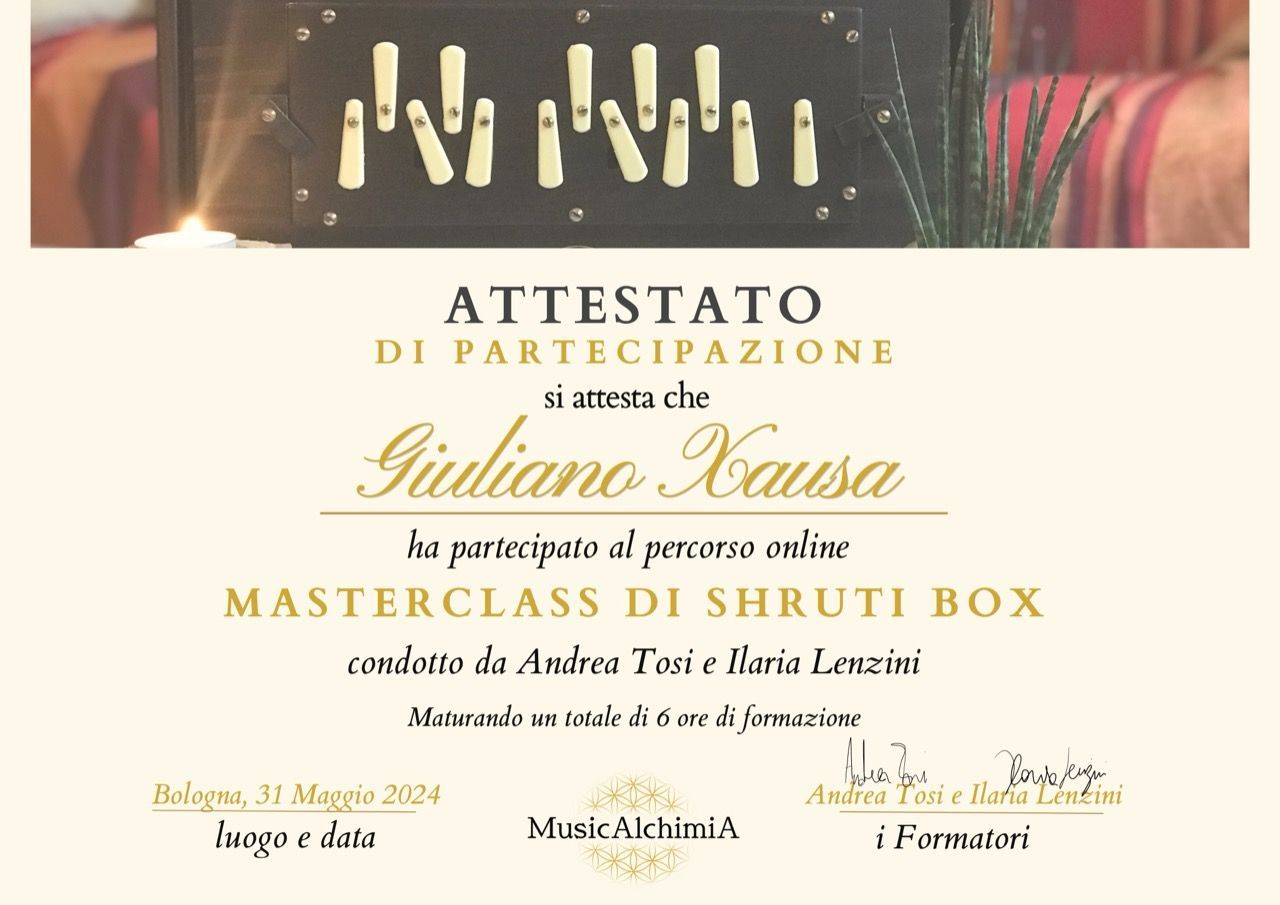 Certificato d'invito con scritta dorata e bordo floreale per Giuliano e Shubti Box, per annunciare un matrimonio.