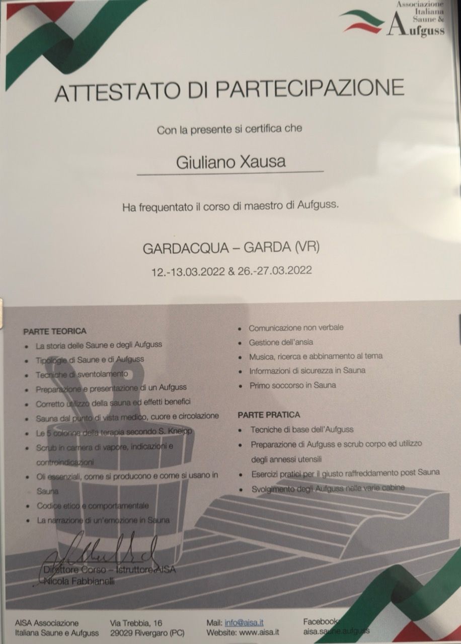 Attestato di partecipazione con logo viola sbiadito, testo in italiano e bordo con nastro verde-rosso.