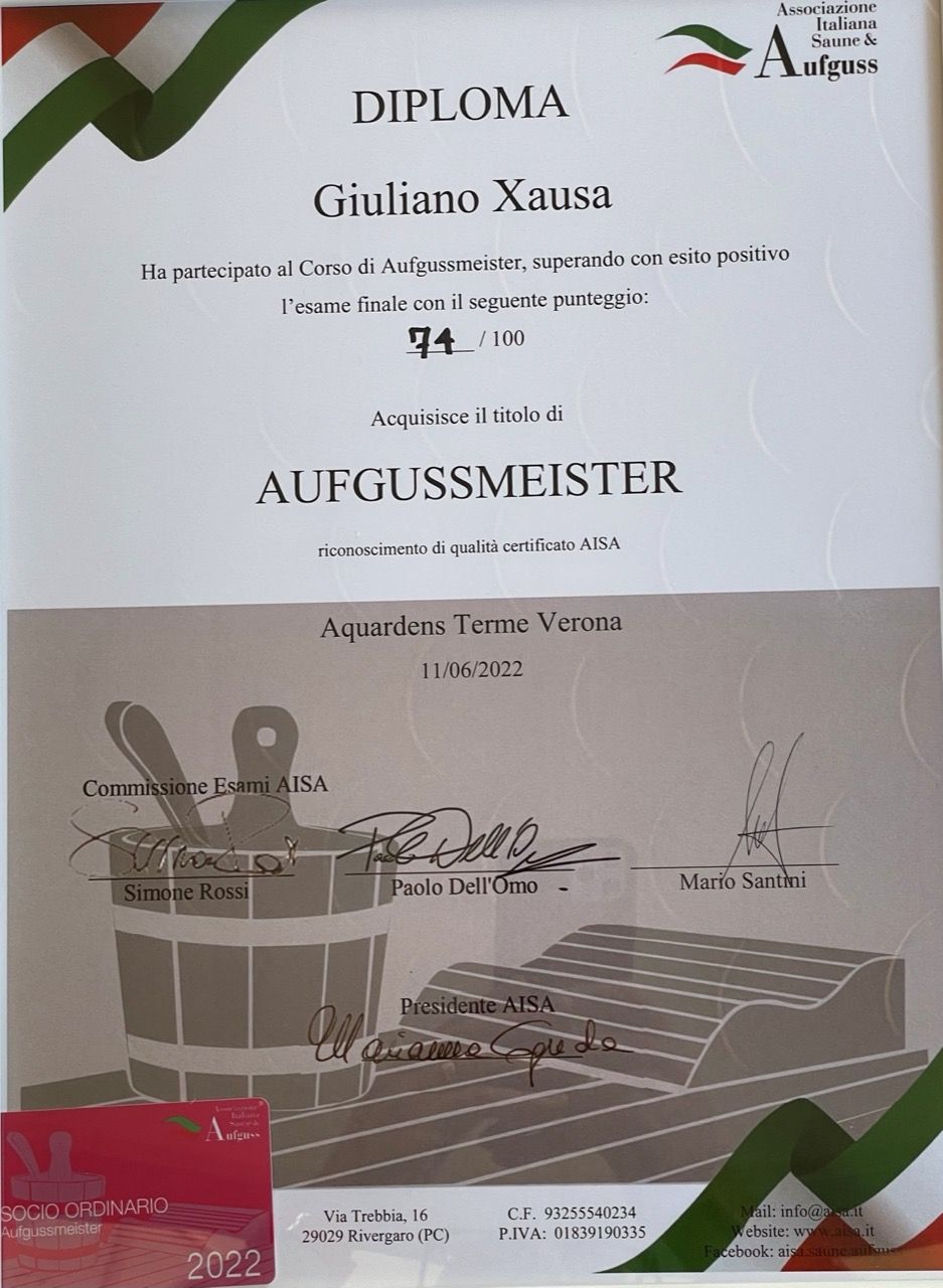 Certificato di diploma con i nomi Giuliano Xausa e AUGUSTSMEISTER, su sfondo bianco e grigio