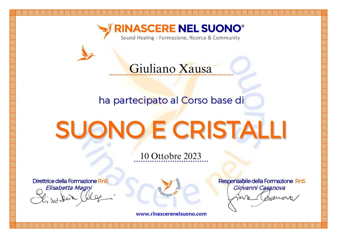 Attestato di Giuliano Xausa, per il corso “Suono e Cristalli”, con testo e bordo arancioni e blu