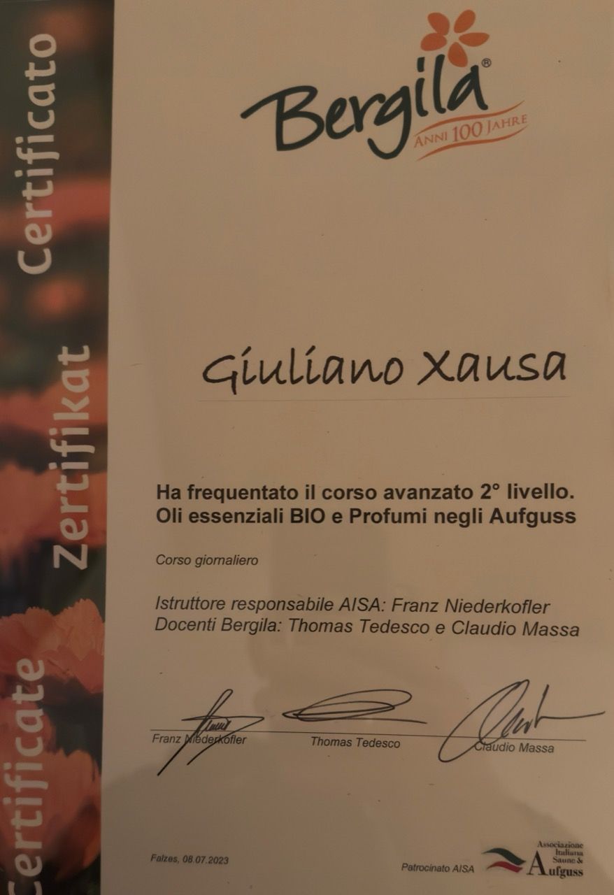 Certificato italiano di Belgrado per Giuliano Xausa, con fascia laterale arancione e firme in calce.
