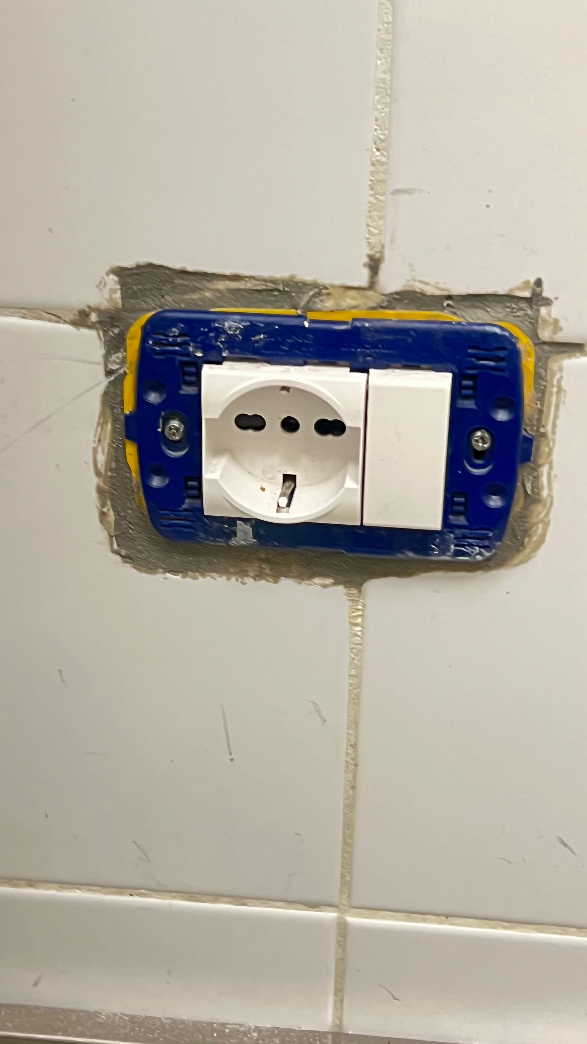 Servizio elettricista con Fabbro ad Alassio