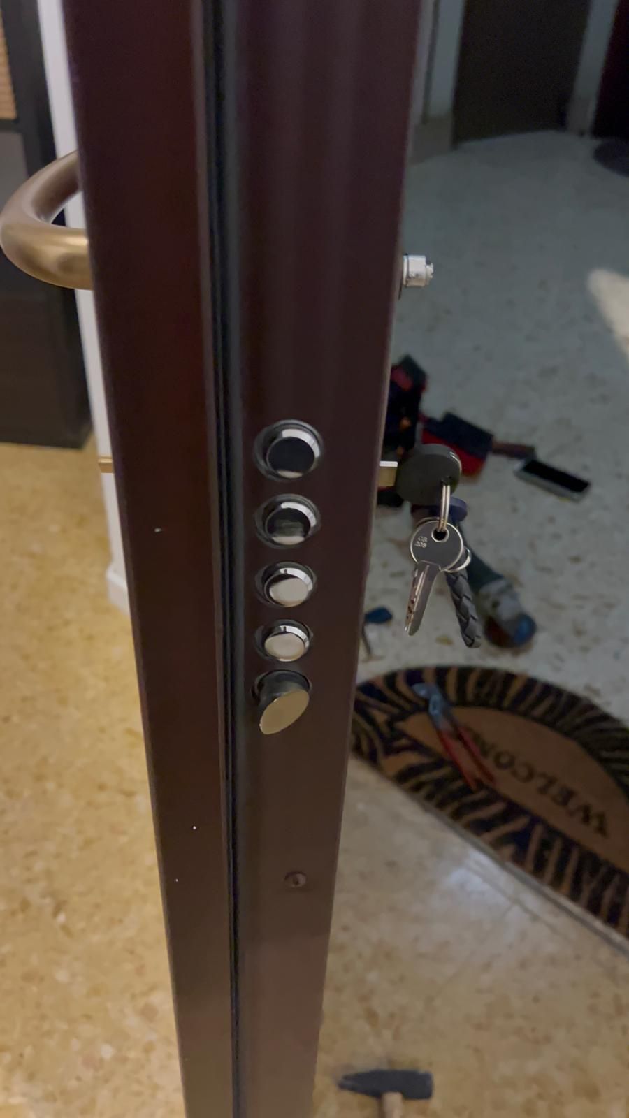 un grande magazzino pieno di molti scaffali .
