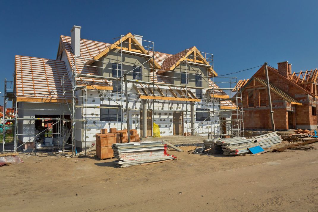 Una casa viene costruita in un cantiere.