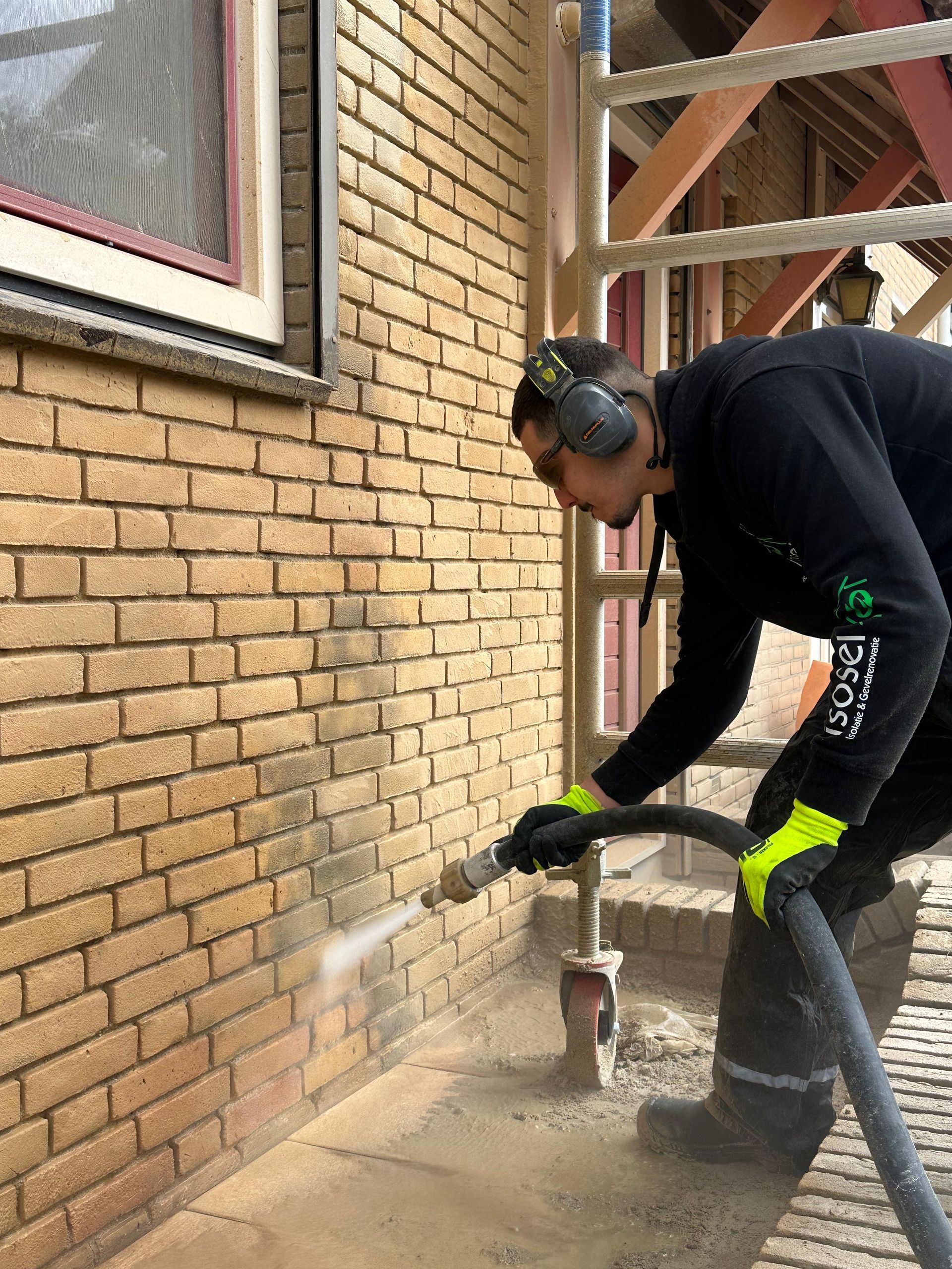 Gevel reinigen en impregneren bij klant plus voegwerk