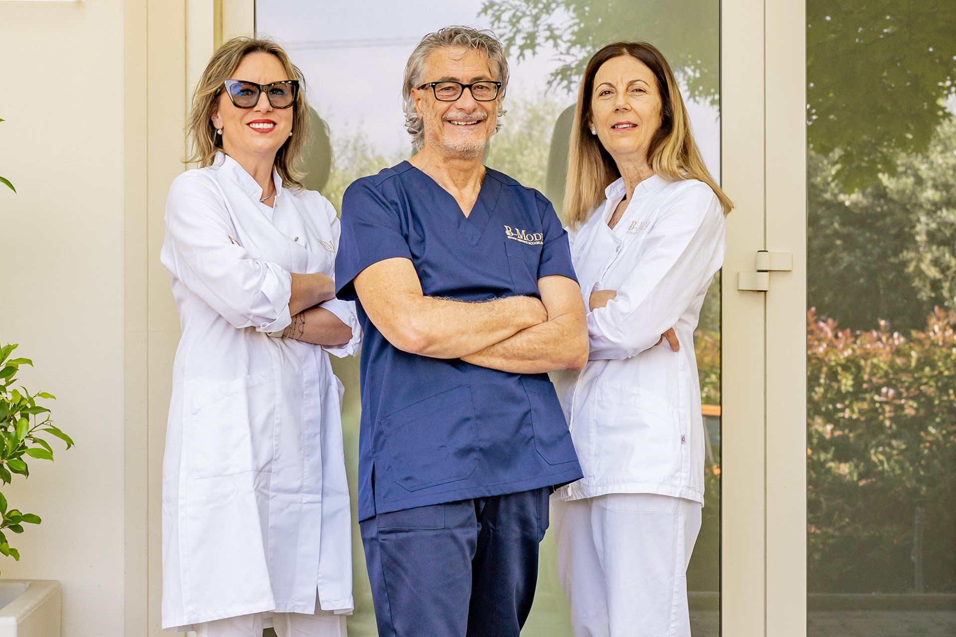 Colleghi di lavoro con bottiglia di spumante in mano