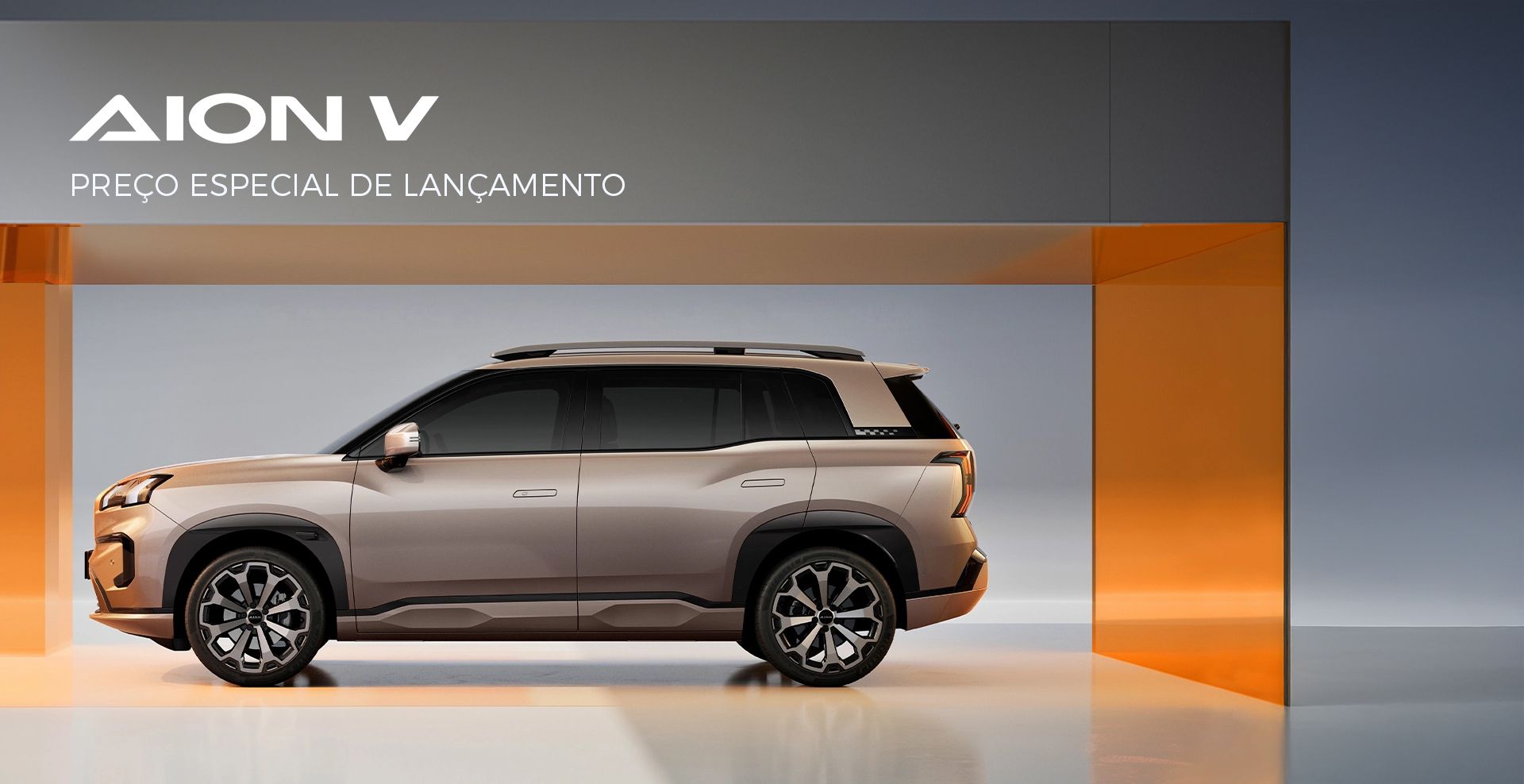 Perfil lateral de um SUV AION V bege com os dizeres 