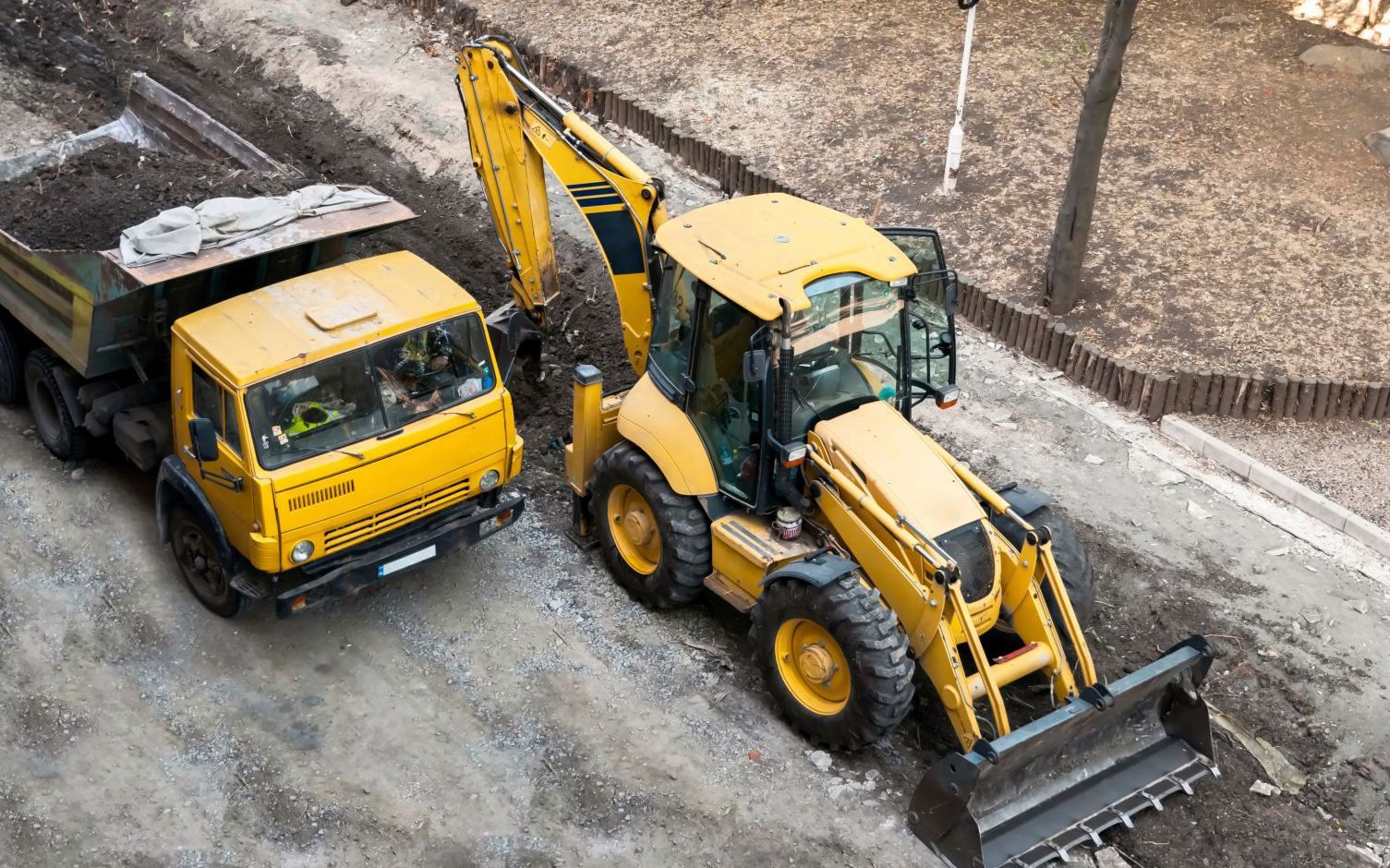 Worker with lift truck at a loading dock in Honolulu, HI