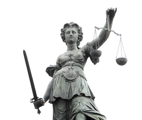 statua raffigurante la dea della giustizia con bilancia