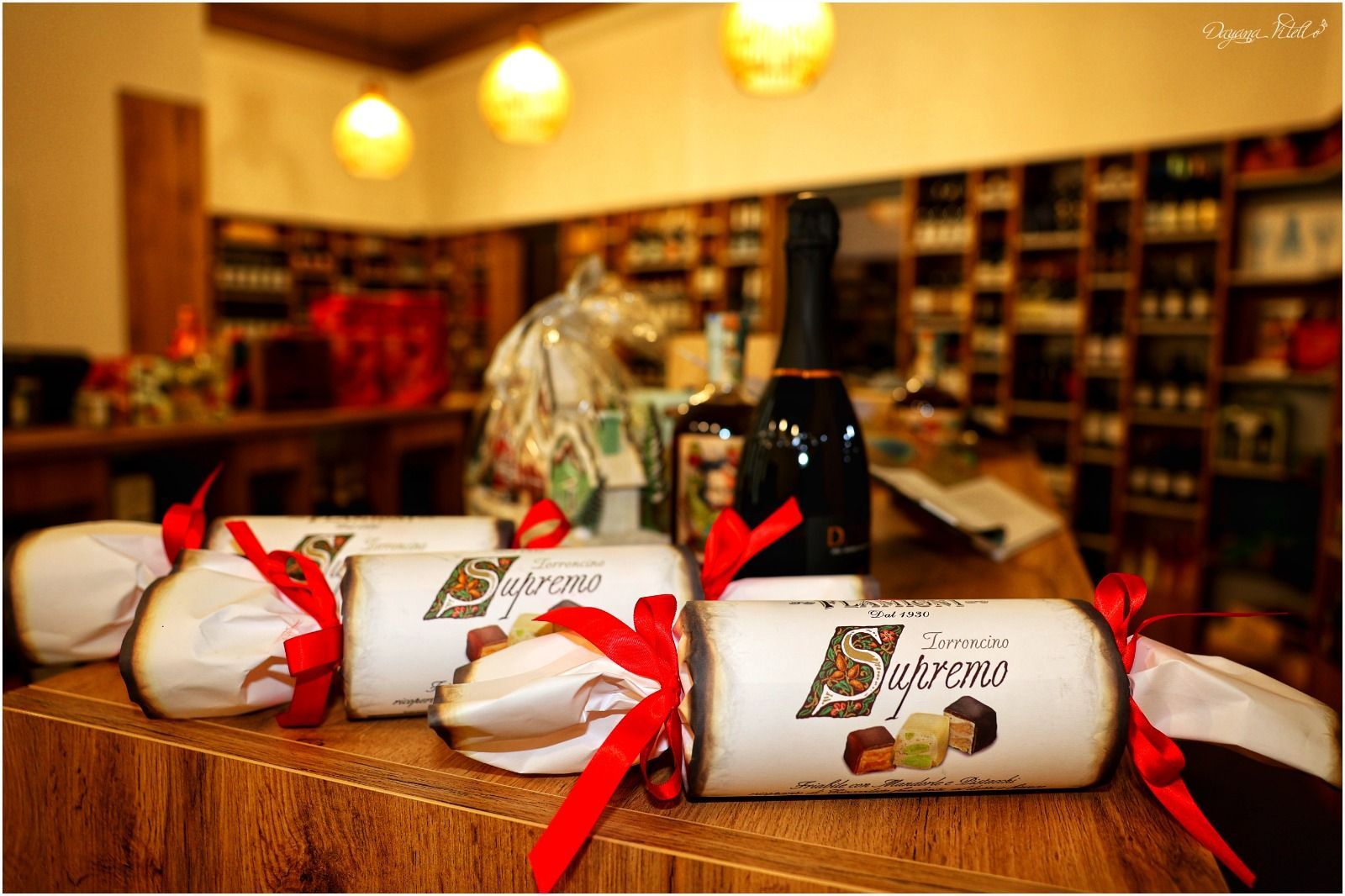 All'interno di un'enoteca scarsamente illuminata, diversi rotoli di vino