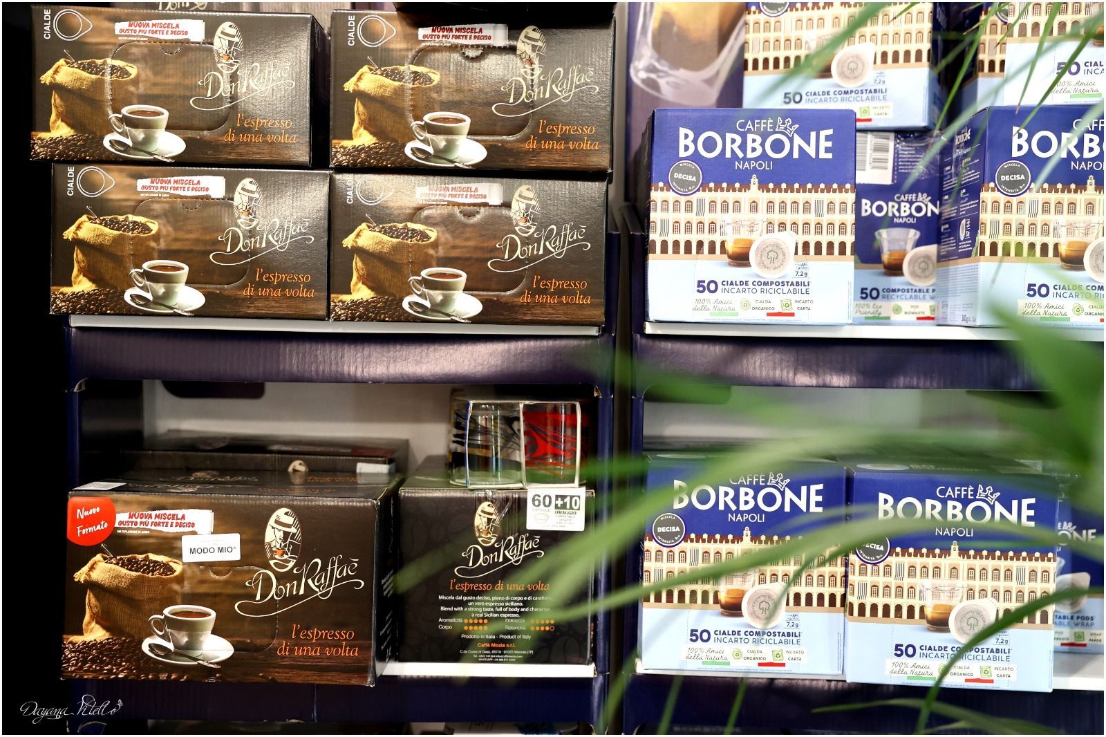 Gli scaffali del negozio erano pieni di scatole di caffè Borbone e capsule di caffè Don Carlo.
