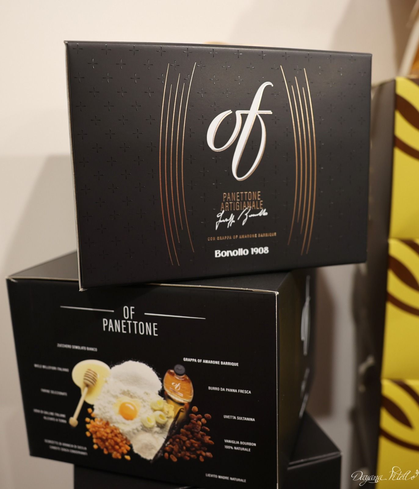 Due scatole nere impilate di torta artigianale