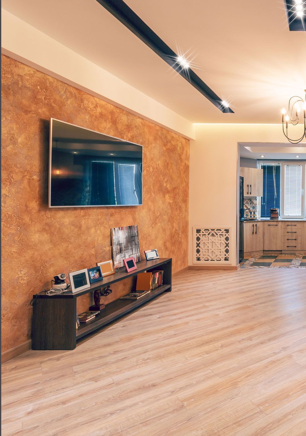 A living room with a flat screen tv on the wall.