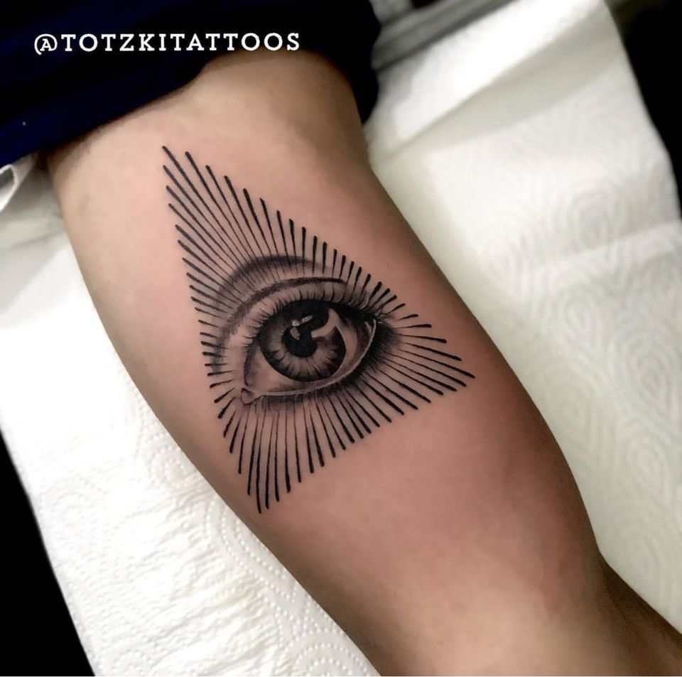 eye tattoo