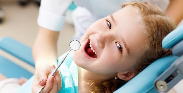visita dentistica di una bambina