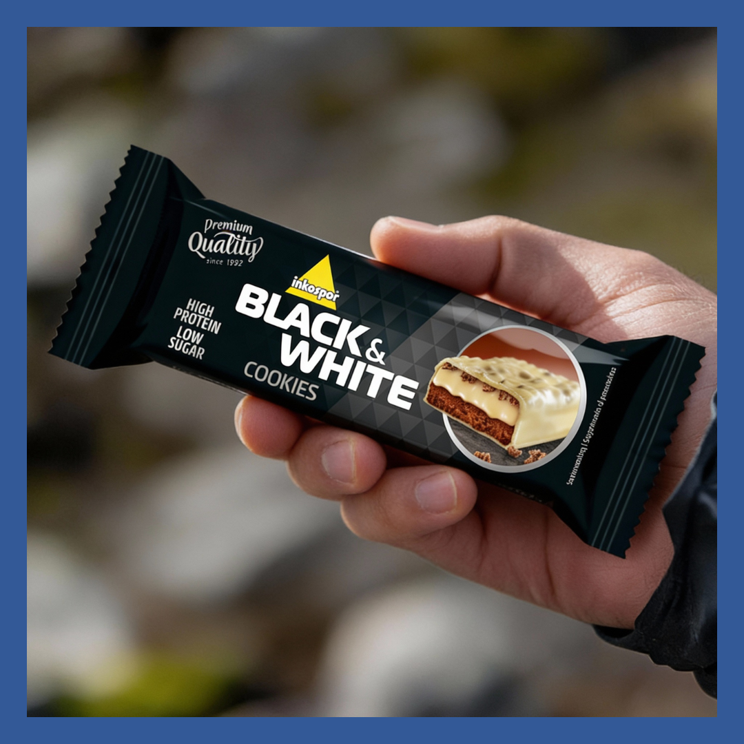 Persona che tiene in mano una barretta di biscotti 