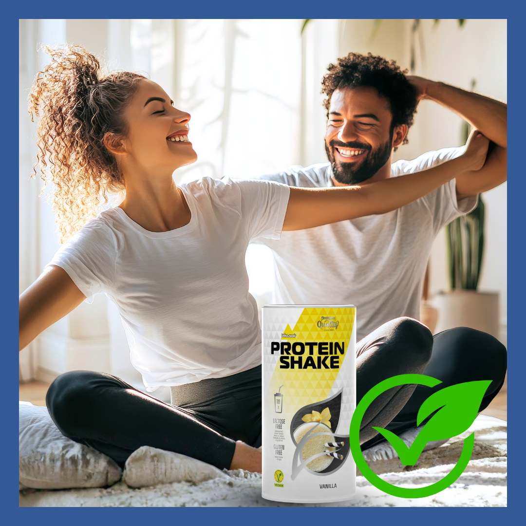 Una coppia sorride mentre fa stretching, tenendo in mano un contenitore di frullato proteico con accanto l'icona di una foglia verde.