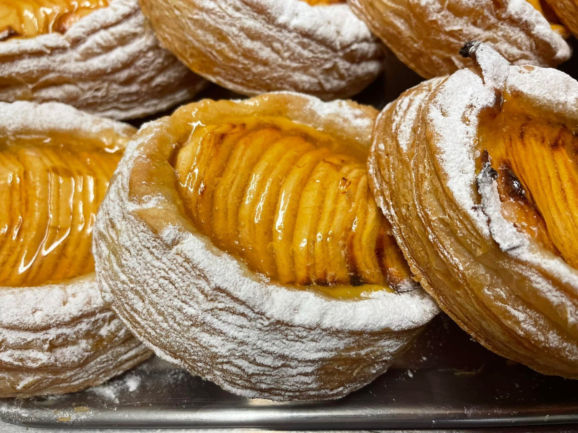 Due drink rossi, tagliere di salumi e bar con scaffali pieni di bottiglie di liquore.