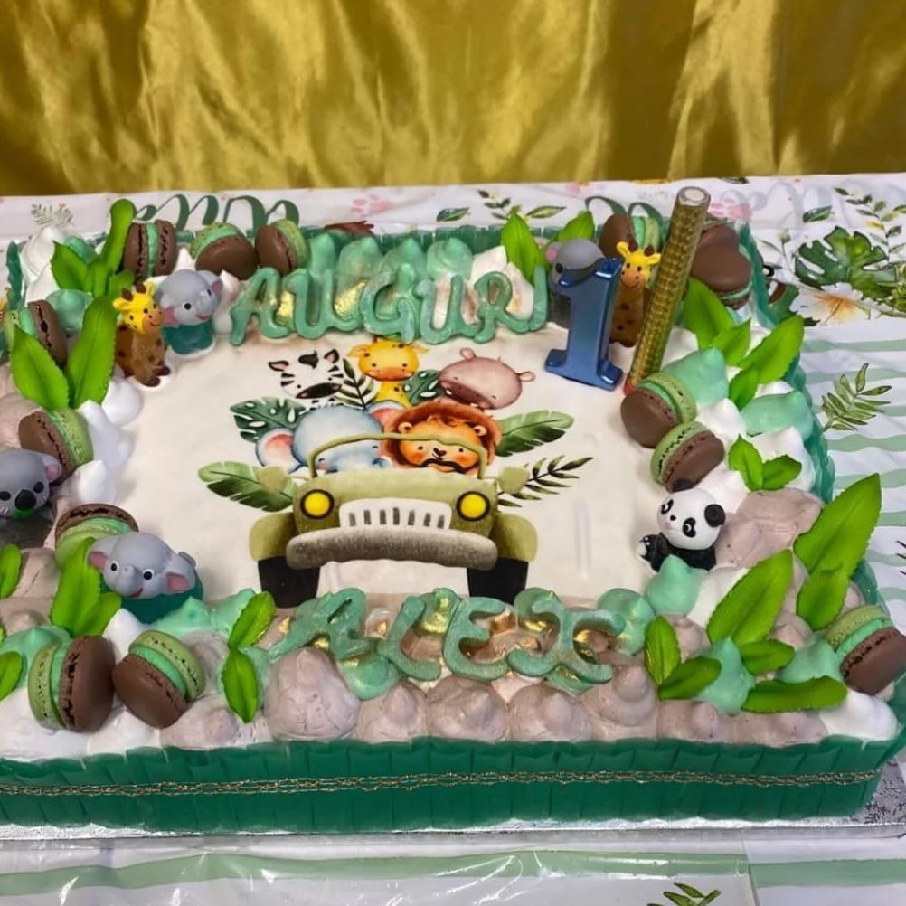 Torta di compleanno a tema safari: jeep, animali, nome e