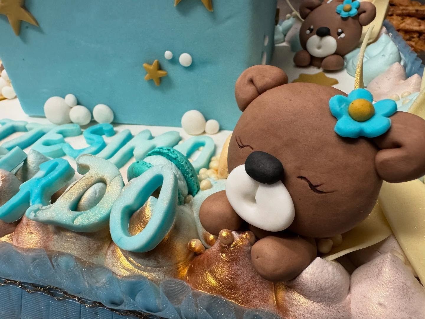 Torta con orsetti marroni, glassa blu e stelle.