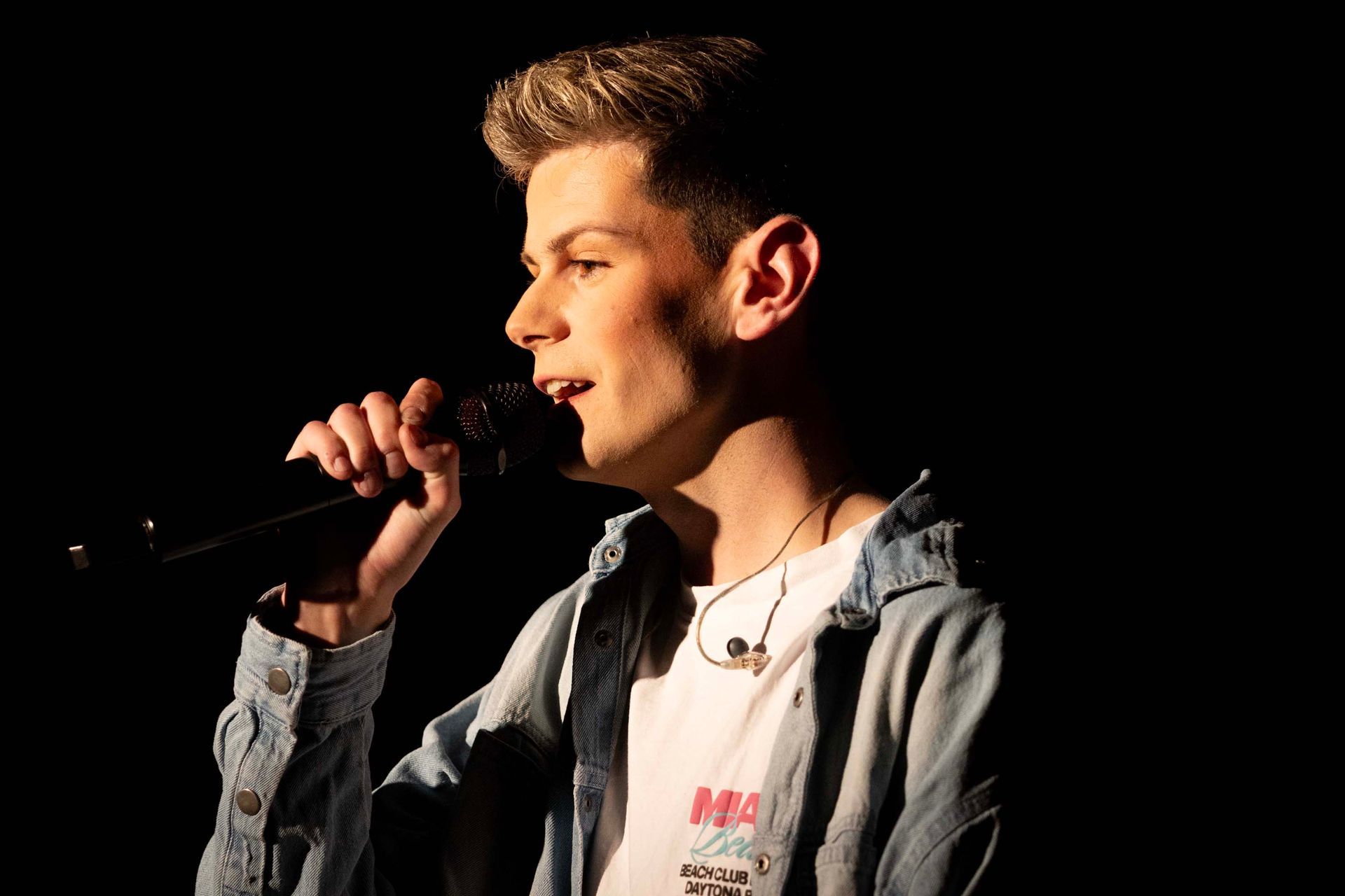 Zanger Jeffrey, met microfoon on stage