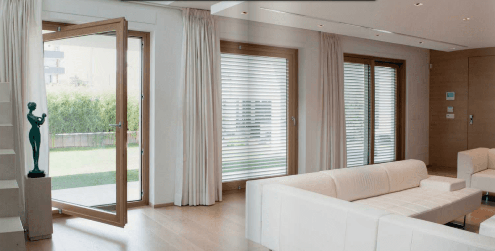 salotto con portefinestra in legno