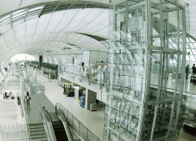 centro commerciale con scala mobile e ascensore panoramico