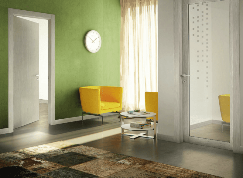 salotto con porta in legno bianco