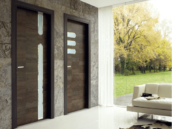 due porte in legno con inserti in vetro