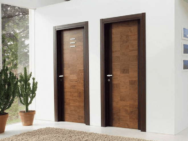 due porte in legno di noce