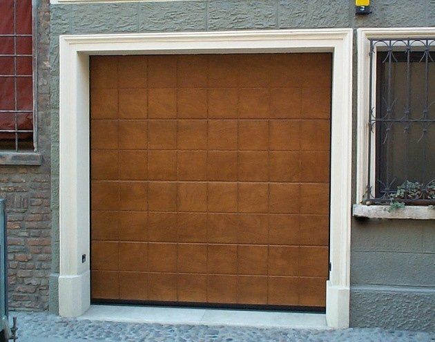 portone sezionale in ciliegio