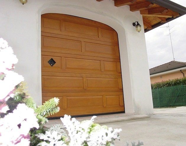 portone sezionale in legno