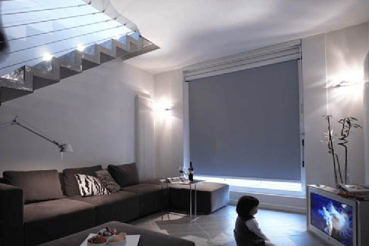 tenda oscurante su vetrata a parete