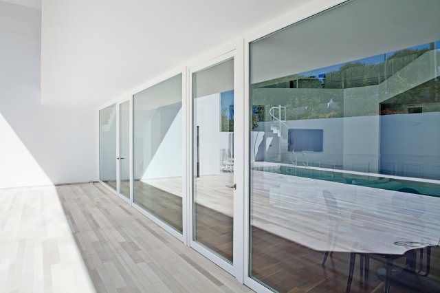 parete vetrata con infissi in legno e pvc