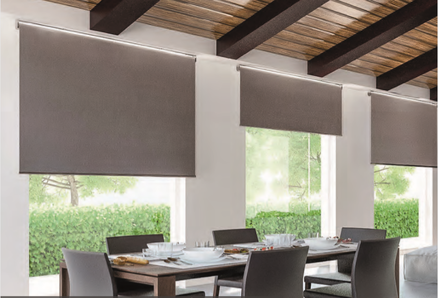 sala con tende avvolgibili