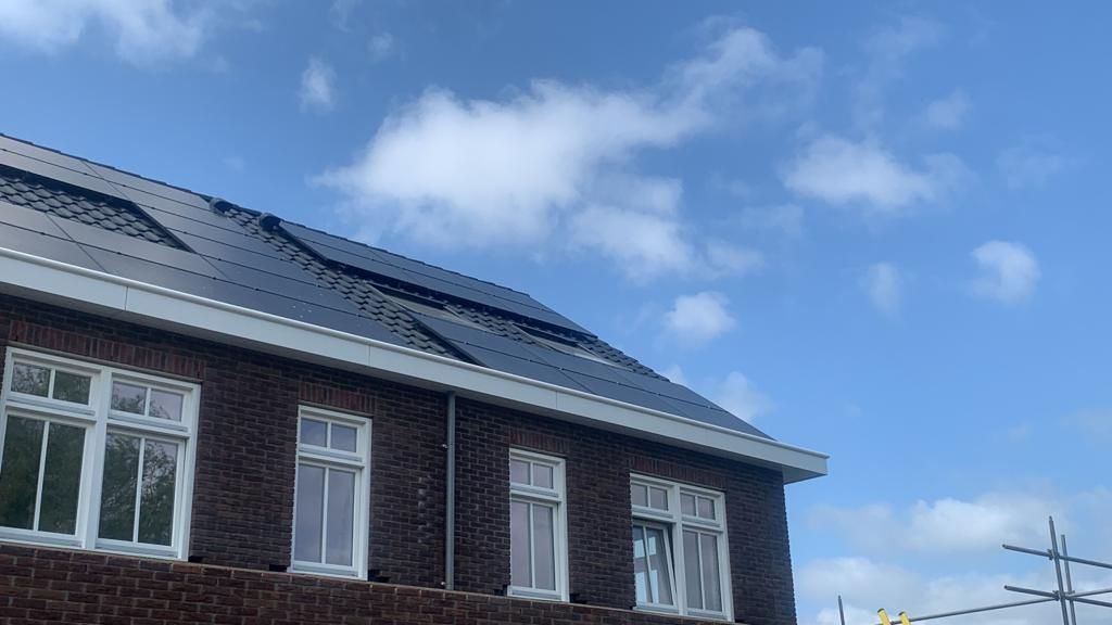 Prachtig dak met vol zwarte zonnepanelen via suwozon