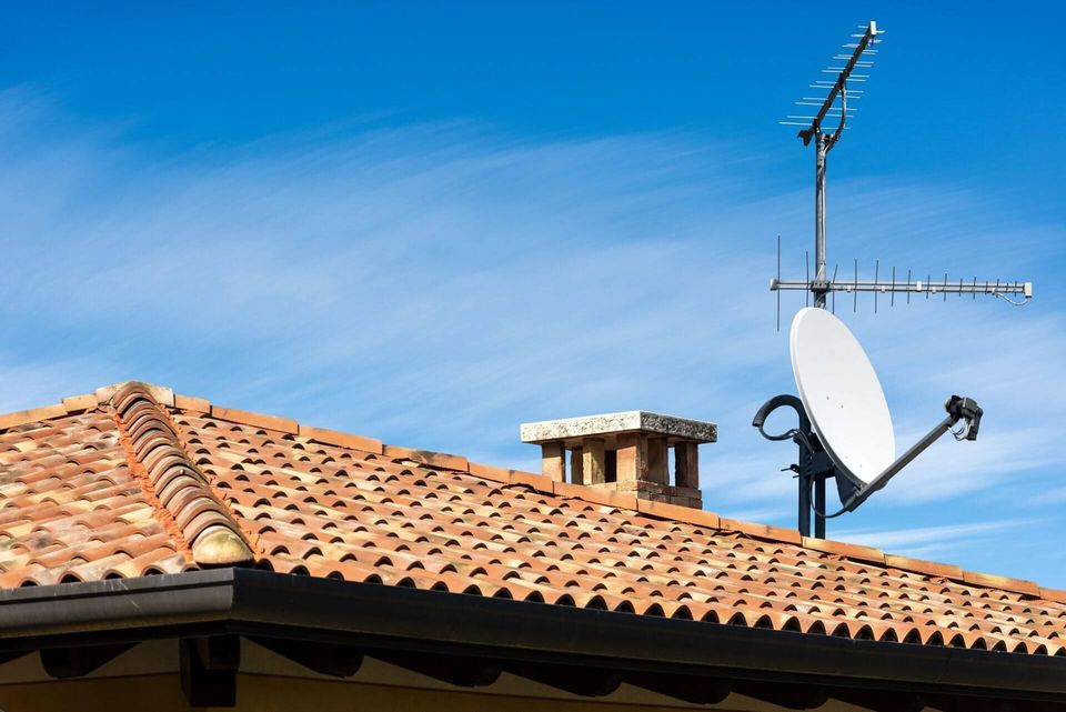 antenna tv tetto di una casa