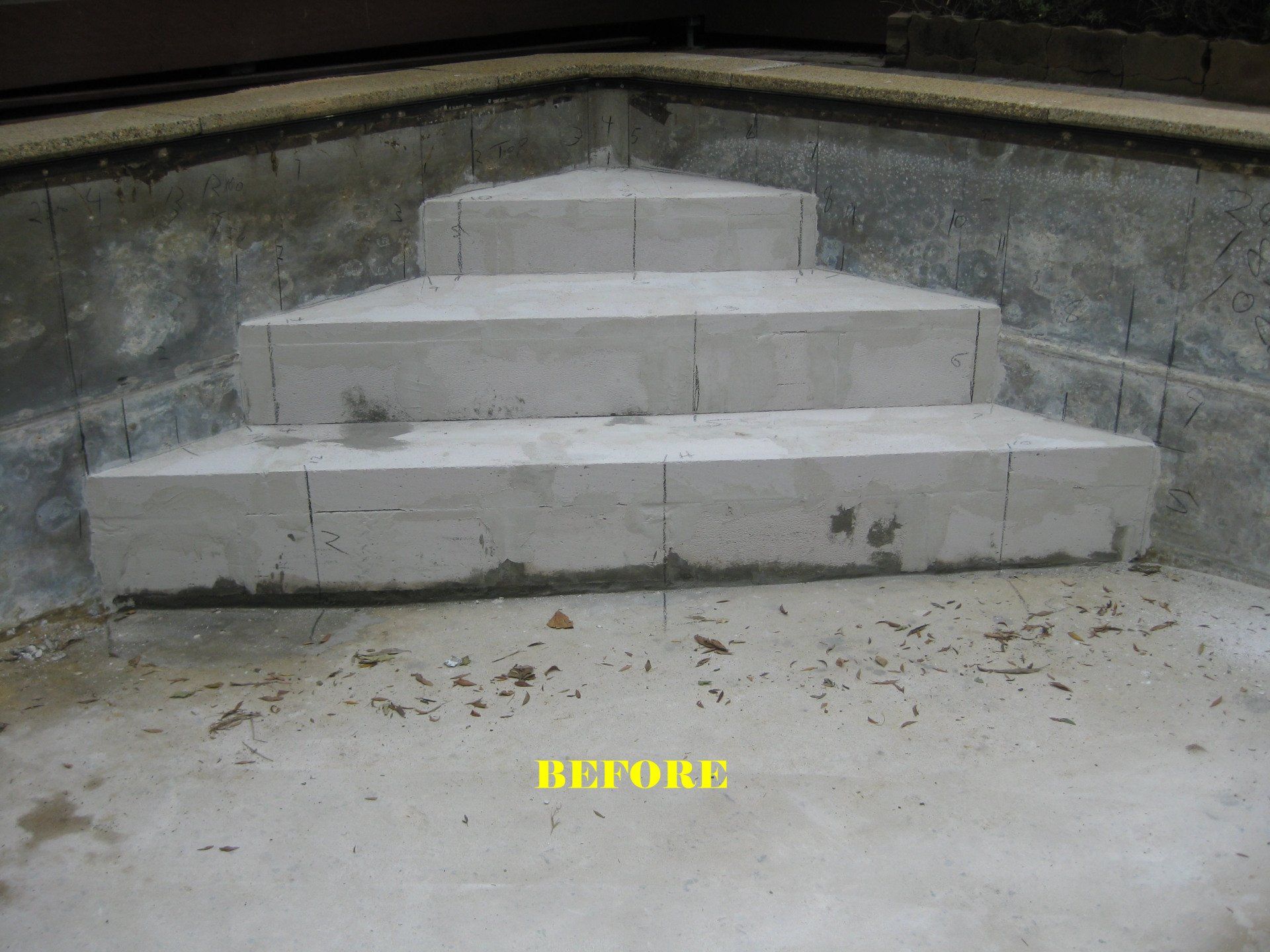 Step construction for swimming pools