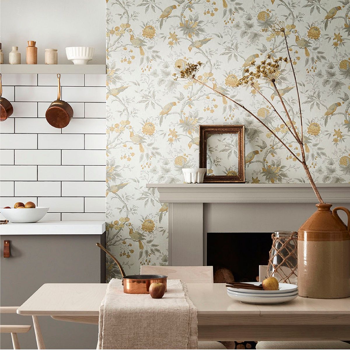 Ein Esszimmer mit Tisch und Stühlen und einem Kamin